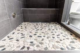 There are definitely some pro's and con's but overall it can be much more comfortable and therapeutic than what you think… i can also depend on the type of pebbles you. Master Spa Bathroom Botany Bay Sliced Pebble Shower Floor Minimalistisch Badezimmer Dallas Von Renowned Renovation Houzz
