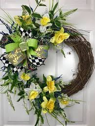 With the wire cutters or heavy scissors, cut the individual stems yellow just says spring to me. Daffodils Spring Wreath Yellow Wreath Easter Decor Spring Door Wreath Spring Decor Spring Best Wreath Daffodi Spring Wreath Spring Door Wreaths Wreaths