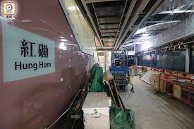 Coloured brown on the mtr map, the line in its current form, referred to as tuen ma line phase 1 (chinese: å±¯é¦¬ç·šå…¨ç·šé€²å…¥è©¦ç‡Ÿé‹éšŽæ®µä¸‹å'¨äºŒèµ·åˆ—è»Šæœƒé§›è‡³ç´…ç£¡ç«™