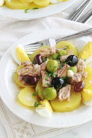 Salade De Pommes De Terre Au Thon Et Oeufs Durs Recette Salade Pomme De Terre Recettes De Cuisine Salade Pomme