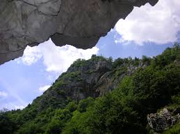 Munții șureanu (sebeș) au înălțimi relativ medii și mici și ocupă o suprafață destul de întinsă, 1585 km². MunÈii Èureanu Wikipedia