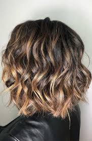 If you like to wear your wavy hair short, this is a definitive option for you. Short Wavy Haircut With Highlights Fab Wedding Dress Nail Art Designs Hair Colors Cakes
