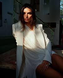 Emrata In 2020 Emily Ratajkowski French Girl Style French Girl