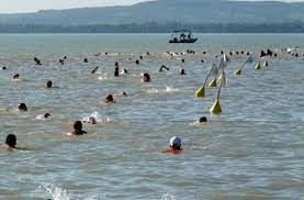 The 5.2 km event in lake balaton is held on 7 july 2012 from the port of révfülöp to the platan beach establishment in balatonboglár. Balaton Atuszas 5 Lepesben Nlc