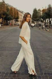6.1 pantalon noir chic : Tenue Mariee 50 Looks Pour Se Marier En Combi Ou Tailleur Pantalon