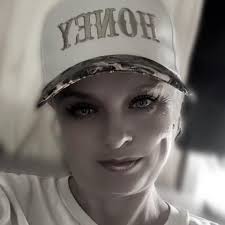 Do you love runner ducks as much as we do? Here's a fun fact about them  that we bet you didn't know: Runners were used as living rice  harvesters!🌾🍙In traditional Balinese rice