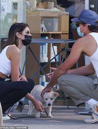 The pair got together in the. Kaia Gerber Shows Off Her Toned Tummy In A Crop Top While Canoodling With Aussie Hunk Jacob Elordi Australiannewsreview