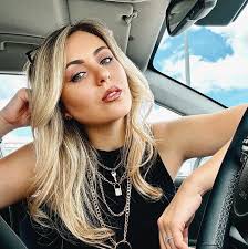 Next time you're at a park, take some gorgeous photos with flowers 🤭🌸  Save the idea and follow @tori.smi for daily inspo 🪻🌸🌷 #posingtips  #posingideas #posingforthecamera #posing101 #selfie #selfietime #howtopose  #torismicommunity #betterselfie #