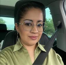 Hoy en el #DíaInternacionalDelLibro queremos celebrarlo con una dinámica.  Participa con un comentario en esta publicación poniendo tu foto con tu  libro favorito, el comentario con más likes se llevará un kit