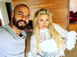 باميلا الكيك النجمة اللبنانية نشرت عبر حسابها على انستجرام مجموعة صور تجمعها مع الفنان حسين فهمي من كواليس فيلم الفارس الذي تشارك في بطولته مع النجم الكبير، الصور أظهرت الفنان حسين فهمي. Ø¨Ø§Ù„ØµÙˆØ±Ø© Ø¨Ø§Ù…ÙŠÙ„Ø§ Ø§Ù„ÙƒÙŠÙƒ Ø¨Ø§Ù„Ø¨ÙƒÙŠÙ†ÙŠ ÙˆÙˆØ³Ø§Ù… Ø­Ù†Ø§ Ø¹Ø§Ø±ÙŠØ§ Ù…ÙˆÙ‚Ø¹ ÙŠØ§ ØµÙˆØ±