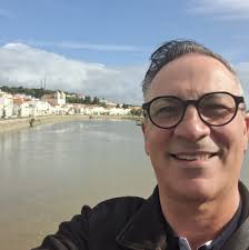 Paulo Abreu, ex-adjunto da ex-ministra da Justiça, Catarina Sarmento e  Castro, foi detido pela Polícia Judiciária e terá sido apanhado em  flagrante durante uma busca à sua residência, onde foram encontrados os