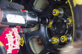 Smart design, they make the guns powerful enough that the lug nut literally spins itself off when up to speed in a few miliseconds. How Do The Mechanics Of Nascar Not Over Torque Or Cross Thread The Lugs On The Tires Quora