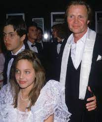 Voight), ранее джоли питт (англ. Angelina Jolie Lesen Sie Mal Warum Sie Ihren Schmollmund Hasst Leute Bild De
