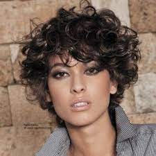 Asimmetrici, con ciuffo, scalati o come ciascuno li preferisce. Pettinature Capelli Corti Ricci Capelli Corti Ricci Tagli Di Capelli Tagli Di Capelli Alla Moda