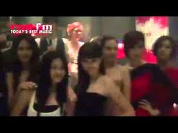 Pelakon eina azman berkongsi detik bahagia dihadiahkan suaminya, datuk paduka kaiser gurmeet harden sebuah telefon pintar mewah. Raz Dvj Gmix Red Remix Club Tour Volume 4 Featuring Afrojack At Gosh Kuala Lumpur Youtube