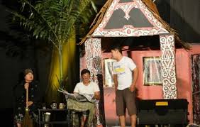 Struktur drama juga terdiri dari bagian awal (prolog), dialog (percakapan antar tokoh), dan bagian akhir (epilog). Pengertian Drama Cara Menganalisis Dan Menanggapi Unsur Pementasan Drama Beserta Contohnya Berpendidikan Com