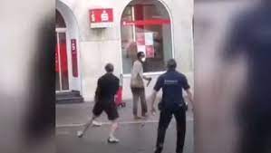 Dann rennt der somalier in eine nahe bank und attackiert dort und auf der straße weitere, ihm offensichtlich völlig unbekannte passanten. Z91noqxnkiggkm