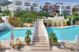 Costa smeralda, eller smaragdkusten, har länge varit känt som en plats för lyxsemestrar. Top 6 Best Luxury Hotels With Private Beach In Costa Smeralda