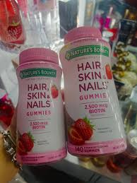 Las Gomitas Nature's Bounty Hair, Skin & Nails✨️ Advanced están diseñadas principalmente para apoyar la salud del cabello✨️, la piel y las uñas, promoviendo su belleza y fortaleza desde el interior.💜 Disponible