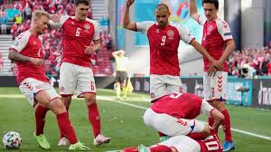 Sabrina kvist jensen (tengah), partner dari pemain tengah denmark christian eriksen, dipeluk oleh bek denmark simon kjaer (kanan) saat ia bereaksi setelah eriksen pingsan selama pertandingan sepak bola grup b uefa euro 2020 antara denmark dan finlandia di stadion parken di. Emv Ojyom0vapm
