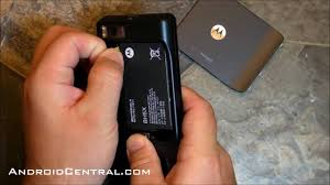 En primer lugar se necesita un código de desbloqueo. Motorola Milestone 2 Inserting The Sim Card By Howtechs