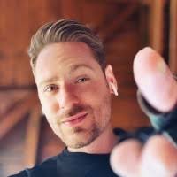 100+ perfiles de «Deak»