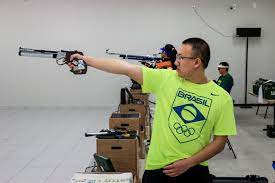 He won a silver medal in the men's 10m air pistol event at the 2016 summer olympics in rio de janeiro. Felipe Wu E Campeao Na Pistola De Ar Mas Decepciona Na De 50m