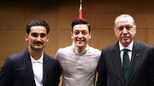 Uncredited/ dpa das foto habe aber keine politische botschaft und sei nicht als wahlhilfe zu verstehen. Mesut Ozil Racism Claims Star Quits Germany 2018 World Cup