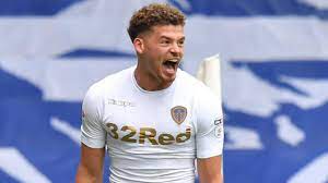 Kalvin phillips se escapa de la marca de tres croatas que lo miran. Why Manchester United Must Go All Out To Sign Kalvin Phillips This Month