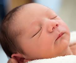 É preferível usar soro fisiológico ou água do mar para limpar o nariz dos  bebés?