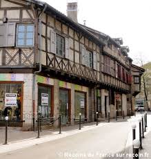 Place Quinet De Bourg En Bresse Bourg En Bresse Maisons Anciennes Auvergne