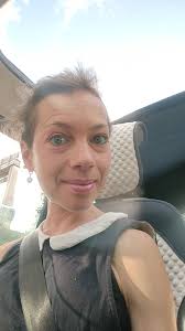 Hi I am looking for a waiteress job with accommodation 😊