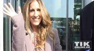 Sarah jessica parker ist das vierte kind von stephen parker, einem schriftsteller, und barbara, einer grundschullehrerin. Sarah Jessica Parker Fluchtet Vor Der Familie In Zweitwohnung Tikonline De