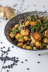 Mit Diesem Vegetarischen Linsencurry Rezept Holst Du Dir Die Indische Kuche In Deinen Kochtopf Leckerer Tofu Und Frischer Rezepte Tofu Rezepte Vegane Gerichte