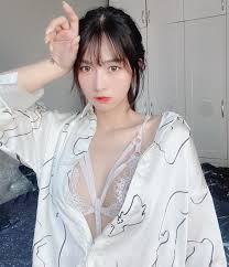 Thánh cô hứa tình cho hay, hàng ngày cô đều kiên trì tập luyện động tác làm cho chân thon nhỏ mỹ nhân thường đặt chân lên tường 90 độ và tập như múa ba lê. Máº·c Ao Yáº¿m Khoe Vong 3 Náº£y Ná»Ÿ Hot Girl Le Bá»'ng Them Má»™t Láº§n Khiáº¿n CÄ'm Bá»ng Máº¯t Vá»›i Hinh áº£nh Má»›i Nháº¥t