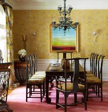 The bright yellow wallpaper with white pattern creates a lively and ecstatic visual in the overly chic and charming living room decorated with distinctive style and taste. Yellow Dining Room Yellow Wallpaper Black Classic Chandelier Window Yellow Curtains Wood Yellow Dining Room Dining Room Design Yellow Yellow Paint Dining Room
