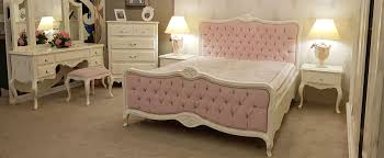 Mobilya i̇ngiliz yatak odası iç, doğal malzemelerin zorunlu kullanımını ima eder. Country Mobilya Laura Ashley Yatak Odasi Takimi