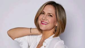 Sólo gasta $30 mil mensuales: Michelle Adam confiesa lo bien que la ha ido  manejando su auto eléctrico