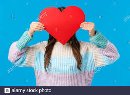 707 x 1000 · jpeg. My Valentine Susse Romantische Schuchterne Madchen In Pullover Verstecken Kopf Hinter Rot Grosses Herz Liebe Ausdrucken Zu Beichten Freund Wollen Anfang Beziehung Stockfotografie Alamy