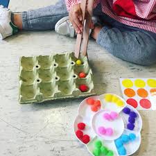 A través de juegos simples, los niños practican la identificación de formas y colores para poner a prueba la memoria. Una Vistosa Actividad De Logica Y Atencion Para Ninos Con Pompones