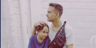 The actor talks to us about his likes, career and gives a special preview of his. Kisah Masa Lalu Ashraf Sinclair Berhenti Dari Perusahaan Besar Hingga Bikin Kostum Untuk Noah Kapanlagi Com