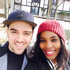 The Ultra Wheels Adult Knee Guard is a pair of medium-sized protective gear  pads designed specifically for outdoor sports like skateboarding and  longboarding. Made by the brand Ultra Wheel, these knee pads