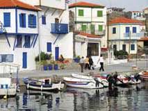 Ο άγιος γεώργιος, γνωστός και ως μεγαλομάρτυρας ή τροπαιοφόρος, γεννήθηκε γύρω στα 275 μ.χ., δηλαδή την εποχή του αυτοκράτορα διοκλητιανού, στην περιοχή της καππαδοκίας. Agios Eystratios Agios Eystratios Diakopes Ston Agio Eystratio Boreio Aigaio Agios Eystratios Diakopes Agios Eystratios Paralies Agios Eystratios A3io8eata