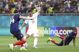 Mario gavranovic (suisse) reçoit un carton jaune pour jeu dangereux. Gavranovic Dans Les Dernieres Secondes