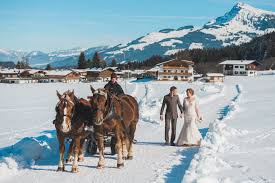 Op deze pagina vind je de actuele sneeuwhoogte in oostenrijk. Winterhuwelijk In Een Oostenrijkse Houten Alm Trouwen In De Bergen