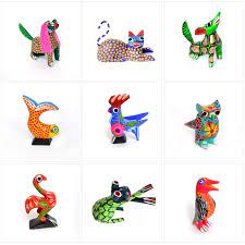 Durante el desfile los de cientos de alebrijes están acompañados por músicos, payasos y personas disfrazadas. Alebrijes Miniatura Regalos Artesanales Mexicanos