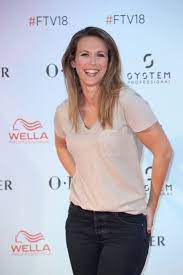 Elle connaît un grand succès au début des années 2000 avec des chansons à destination d'un public jeune. Lorie Pester Hawtcelebs
