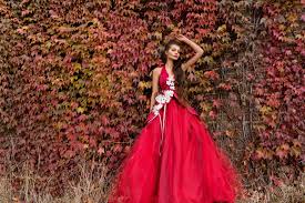 Robe Satin Et Tulle Fleurs De Soie Realisees A La Main Une Tres Belle Photo De Polina Surikova Robe De Mariee Unique Robe De Mariee Magasin Mariage