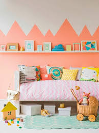 Je veux trouver des idées de décoration pour ma chambre bébé pas cher ici chambre bébé corail et gris. 1001 Idees De Decoration Avec La Couleur Corail Les Bonnes Combinaisons