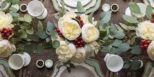 A little goes a long way with these table confetti pearls. 30 Elegant Christmas Table Settings Stylish Holiday Table Centerpieces
